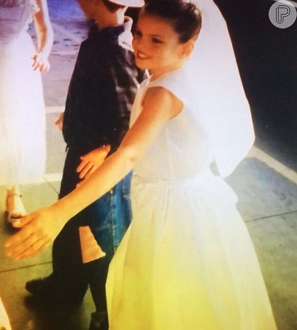 Camila Queiroz apareceu quando criança vestida de noiva, no 'Estrelas'