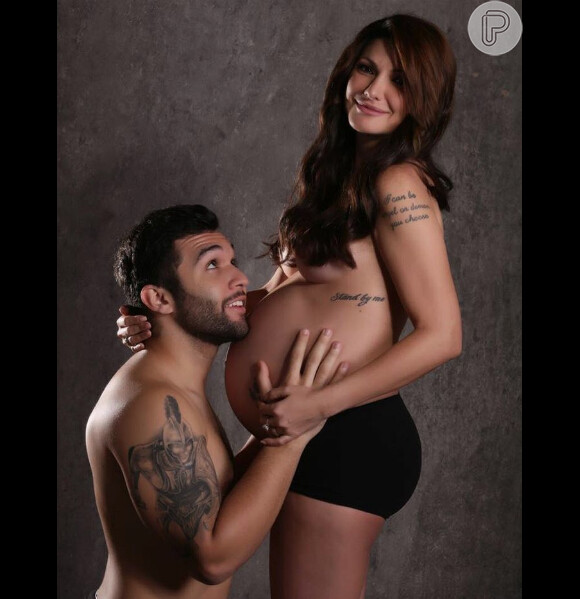 Jonathan Costa postou neste sábado, 25 de junho de 2016, imagem em que aparece fazendo carinho na barriga de Antônia Fontenelle, grávida de 8 meses: 'Quase lá'