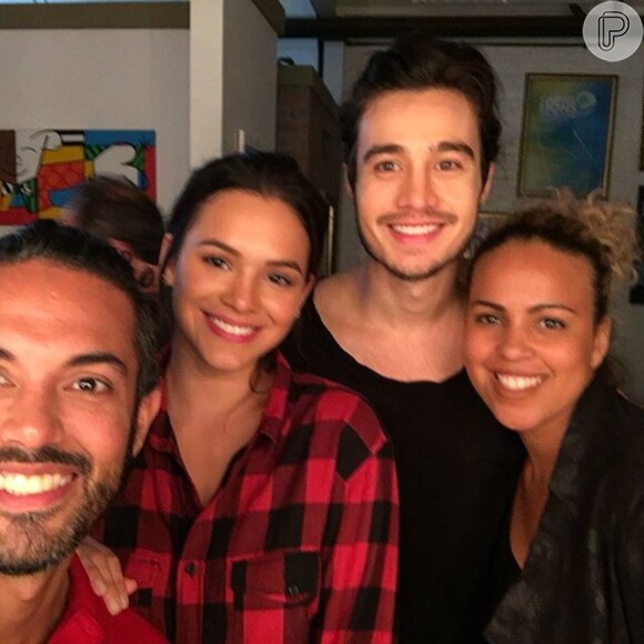Tiago Iorc recebeu Bruna Marquezine em seu camarim e teria deixado um show em São Paulo na companhia da atriz