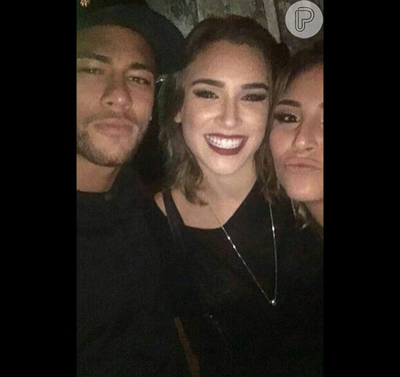 Neymar posou com Marcela Fetter, atriz da novela 'Malhação', durante festa no Alto da Boa Vista, no Rio de Janeiro, na madrugada deste domingo, 26 de junho de 2016