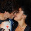 Felipe Roque e Aline Riscado se beijaram na festa Carrapeta