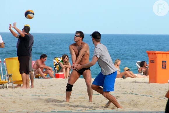Rodrigo Hilbert jogou vôlei na praia do Leblon, Zona Sul do Rio de Janeiro