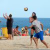Rodrigo Hilbert e amigos jogaram vôlei na praia do Leblon, Zona Sul do Rio