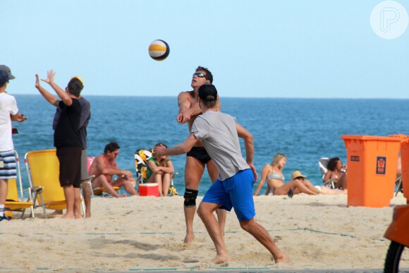 Rodrigo Hilbert e amigos jogaram vôlei na praia do Leblon, Zona Sul do Rio