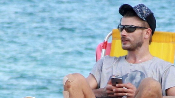 Rodrigo Hilbert exibe curativo no joelho em tarde na praia com amigos. Fotos!