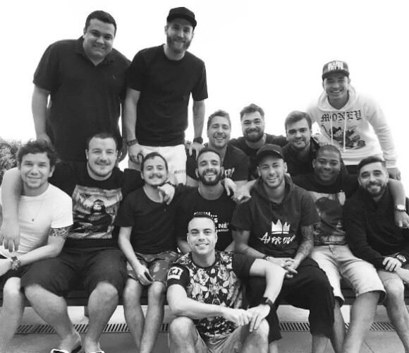 Neymar tem reunido seus amigos na mansão da Barra da Tijuca, Zona Oeste do Rio. No condomínio de luxo, o jogador já organizou macarronada, partida de futebol e churrasco