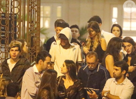 Neymar se incomodou ao ser visto entrando em um hotel com uma jovem. Na imagem, o jogador deixa o Jockey Club na noite da última quinta-feira, 23 de junho de 2016