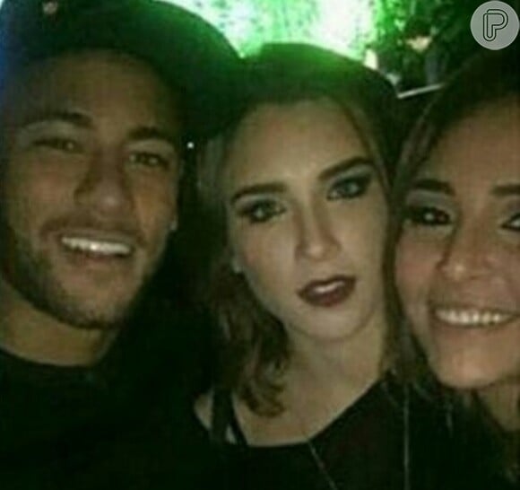 Neymar posou para selfie ao lado de Marcela Fetter, atriz de 'Malhação'