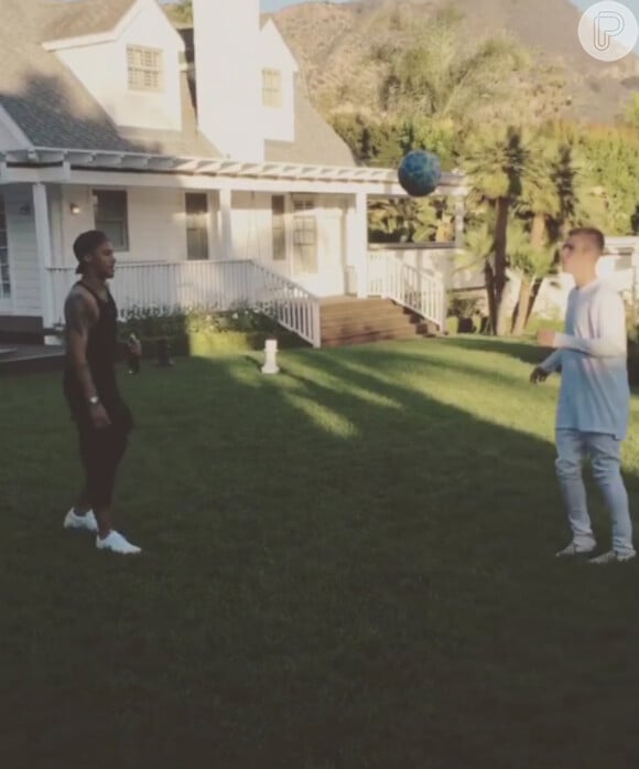 Neymar e Justin Bieber bateram bola na casa do cantor canadense