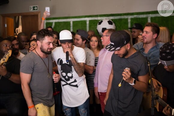 Neymar se divertiu no 'Novo Verã021' na boate Vitrinni Lounge, na Barra da Tijuca, Zona Oeste do Rio, na noite deste domingo, 26 de junho de 2016