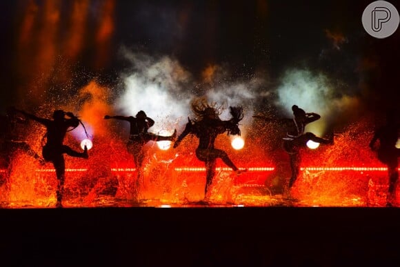 Beyoncé apresentou 'Freedom' andando pelo palco molhado ao lado de suas bailarinas, que jogavam água para todos lados enquanto dançavam, no BET Awards 2016