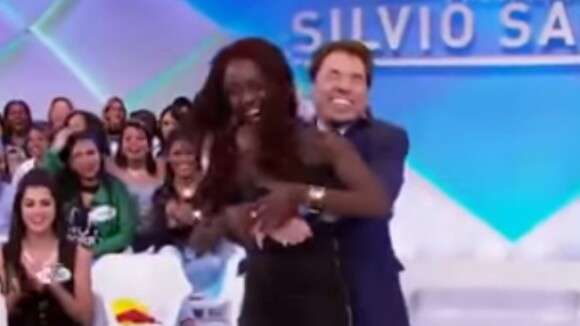 Silvio Santos brinca de agarrar participante na TV: 'Quer se esfregar!'