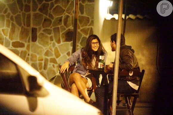 Giulia Costa foi vista ao lado de um amigo em bar da Barra da Tijuca, Rio de Janeiro, neste domingo, 26 de junho de 2016