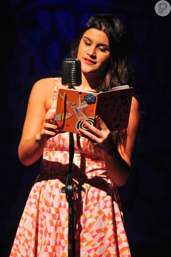 Giulia Costa subiu ao palco do Teatro Popular de Niterói / Oscar Niemeyer para atuar na peça 'Confissões de Adolescente' neste domingo, 26 de junho de 2016