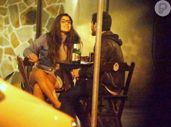 Giulia Costa e o amigo conversaram durante o tempo em que estiverem em um bar, da Barra da Tijuca, Rio de Janeiro, na noite deste domingo, 26 de junho de 2016