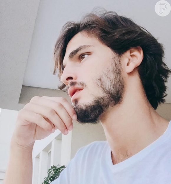 Brenno Leone, namorado de Giulia Costa desde março de 2016, postou no seu Instagram, no dia 23 de junho de 2016, uma imagem que aparece reflexivo, seguida da seguinte frase: 'Sigo calma como aula de yoga'