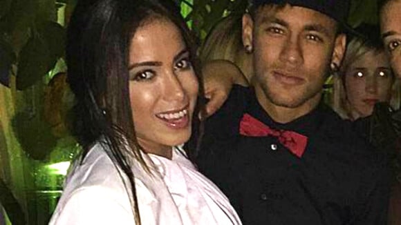 Anitta chega a festa de Neymar pelos fundos e os dois somem ao mesmo tempo