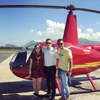 Ex-BBB Matheus passeia de helicóptero com a namorada, Cacau, no RJ. Vídeo!