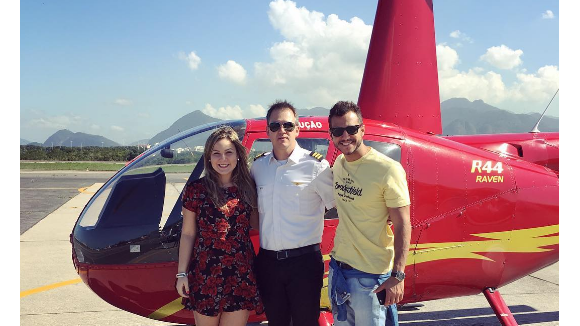 Ex-BBB Matheus passeia de helicóptero com a namorada, Cacau, no RJ. Vídeo!