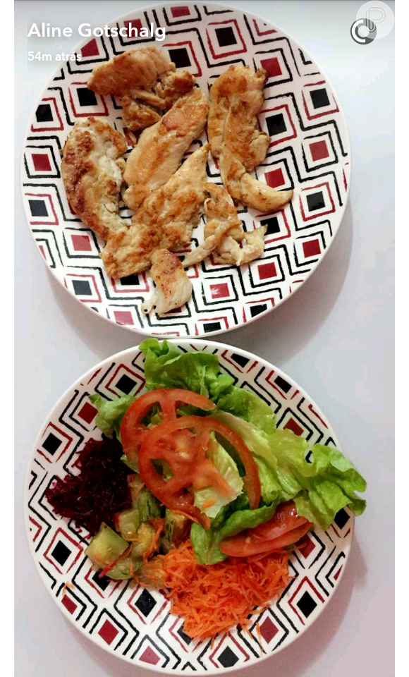 No almoço, uma porção de frango, salada verde e beterraba e cenoura raladas