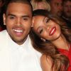 Em 2009, enquanto namorada Rihanna, o cantor foi acusado de agredir a cantora