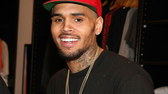 Chris Brown é acusado de ameaçar funcionária: 'Sob efeito das drogas!'