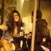 Giulia Costa foi fotografada com um amigo em um bar da Barra da Tijuca, Rio, neste domingo, 26 de junho de 2016