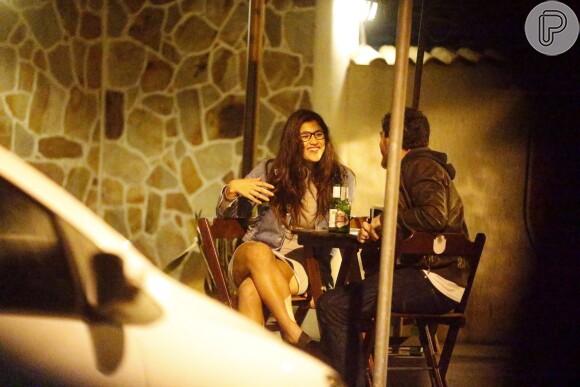 Giulia Costa foi fotografada com um amigo em um bar da Barra da Tijuca, Rio, neste domingo, 26 de junho de 2016