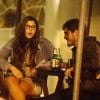 Giulia Costa e um amigo se divertiram juntos em um bar da Barra da Tijuca, Rio de Janeiro, após a atriz se apresentar com a peça 'Confissões de Adolescente', em Niterói, na noite deste domingo, 26 de junho de 2016