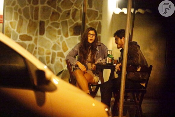 Giulia Costa e um amigo se divertiram juntos em um bar da Barra da Tijuca, Rio de Janeiro, após a atriz se apresentar com a peça 'Confissões de Adolescente', em Niterói, na noite deste domingo, 26 de junho de 2016