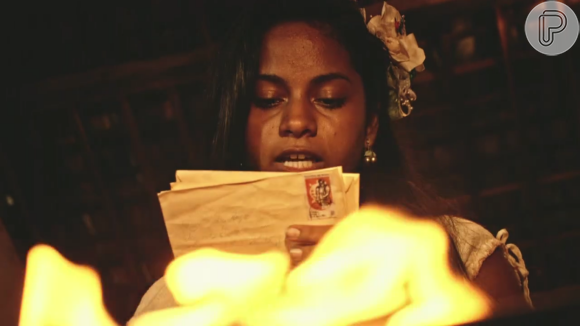 Na primeira fase da novela 'Velho Chico', Luzia (Larissa Góes) queimou as cartas que Tereza (Júlia Dalavia) enviava para Santo (Renato Góes), antes que ele as lesse