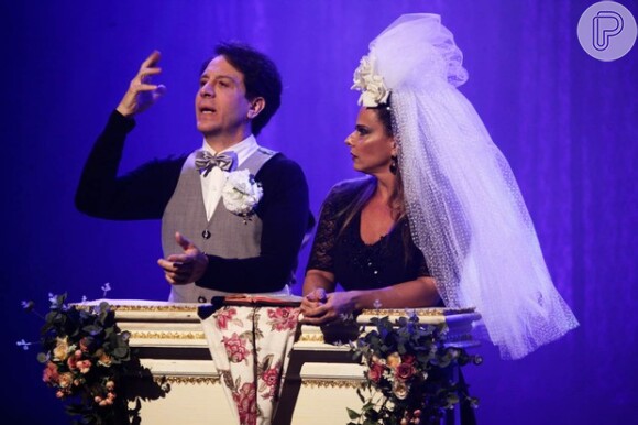 Viviane Araujo contracena com o ator Eduardo Martini na peça sobre casamento