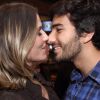 Deborah Secco e Hugo Moura trocam beijos e carinhos no lançamento da websérie 'O Quarto Ao Lado'