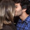 Deborah Secco beija Hugo Moura em lançamento de websérie do marido