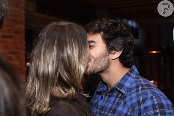 Deborah Secco beija Hugo Moura em lançamento de websérie do marido