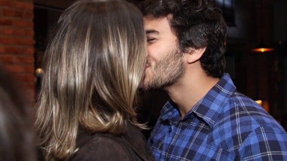 Deborah Secco beija Hugo Moura em lançamento de websérie do marido. Fotos!