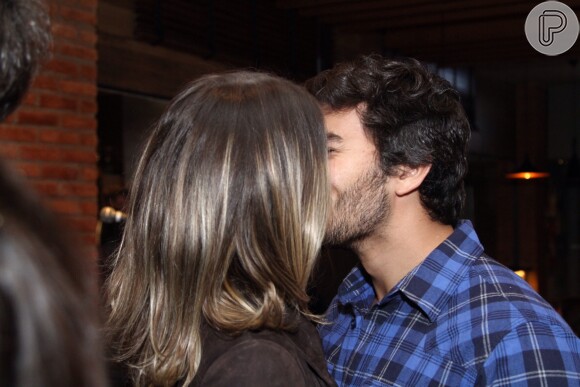 Deborah Secco beija Hugo Moura em lançamento de websérie do marido