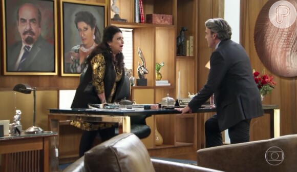 Teodora (Grace Gianoukas) põe Aparício (Alexandre Borges) na chefia da faxina do Grand Bazzar, na novela 'Haja Coração'