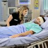QUA, Rebeca (Juliana Baroni) fica ao lado de Otávio (Duda Nagle), em coma no hospital, na novela 'Cúmplices de um Resgate'