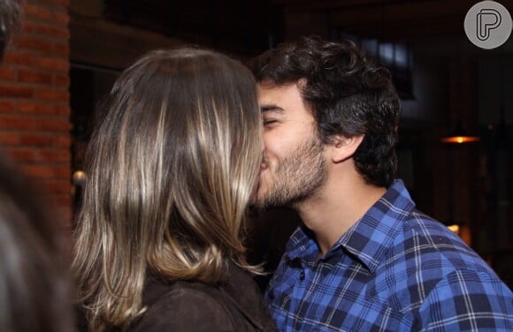 Deborah Secco trocou beijos com o marido, Hugo Moura, em lançamento de série