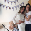 Deborah Secco posa na maternidade ao lado da fotógrafa responsável por registrar o parto da irmã, Bárbara Secco, na Casa de Saúde São José, nesta quarta-feira, 29 de junho de 2016