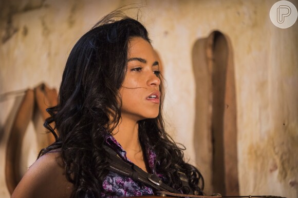 Luzia (Lucy Alves) pergunta a Santo (Domingos Montagner) se ele estava com Tereza (Camila Pitanga), na novela 'Velho Chico'