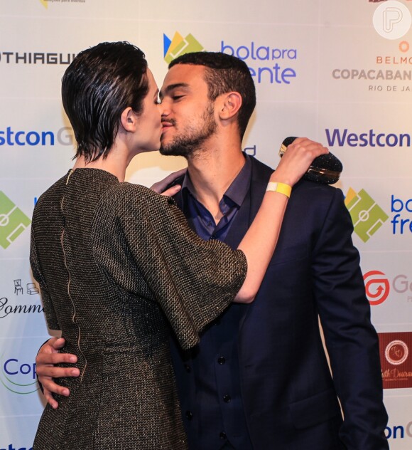 Sophia Abrahão e Sergio Malheiros trocaram beijos em evento beneficente no Rio de Janeiro