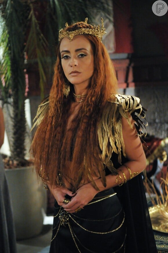 Rainha Kalesi (Julian Silveira) é a soberana cruel e sádica da cidade Jericó, casada com Marek (Igor Rickli), na novela 'A Terra Prometida'
