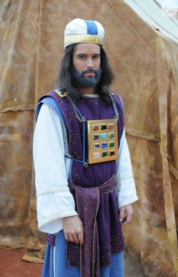 Eleazar (Bernardo Velasco) é o sacerdote-chefe da tribo de Levi. Vai relatar as histórias de Moisés (Guilherme Winter), na novela 'A Terra Prometida'