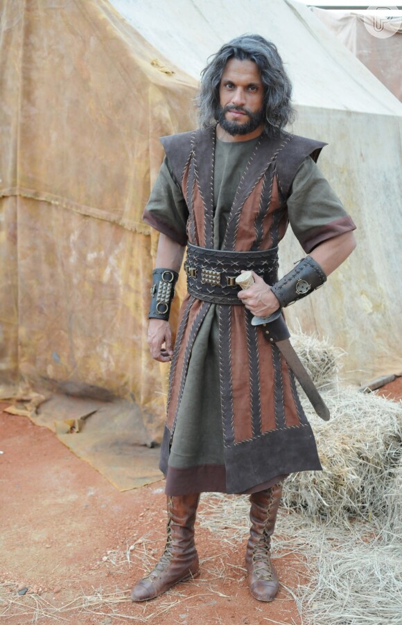 Jogli (Dudu Oliveira) é o líder da tribo Dan. Um homem violento, na novela 'A Terra Prometida'