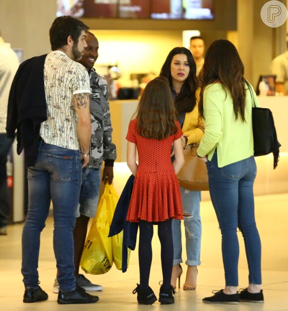 Fernanda Souza e o marido, Thiaguinho, encontraram o comentarista esportivo Juninho Pernambucano com a família no shopping
