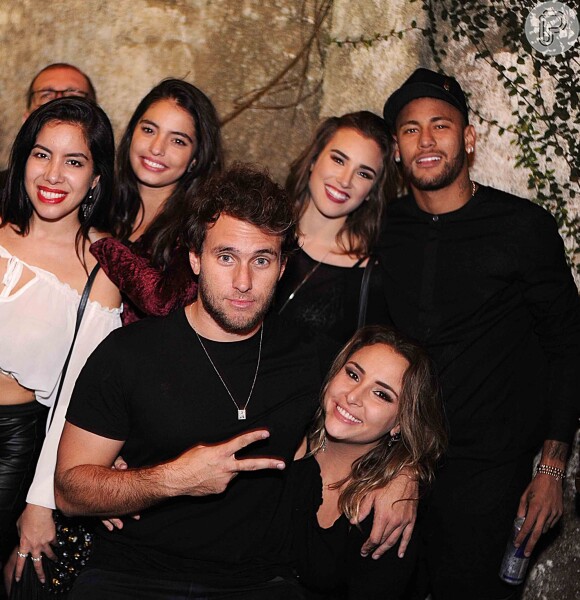 Neymar posou ao lado da atriz Marcela Fetter, de 'Malhação', mas ela garantiu: 'Amigos'