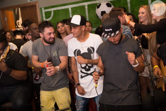 Neymar curtiu festa no Rio de Janeiro cercado de amigos