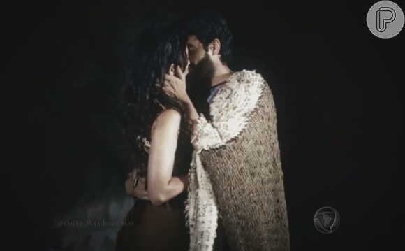 Zípora (Giselle Itié) e Moisés (Guilherme Winter) se beijam ainda jovens, na novela 'Os Dez Mandamentos - Nova Temporada'
